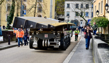 Luxemburg-Grund Neue Fußgänger- und Radfahrerbrücke wurde per Joystick durch den Grund bewegt