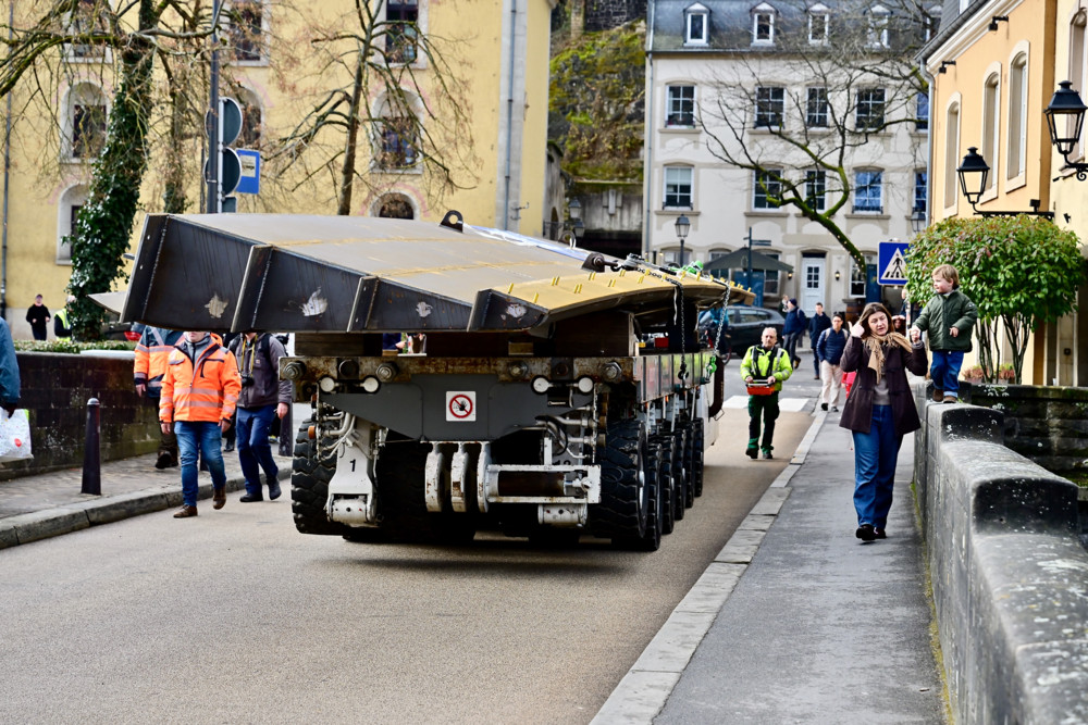 Luxemburg-Grund Neue Fußgänger- und Radfahrerbrücke wurde per Joystick durch den Grund bewegt