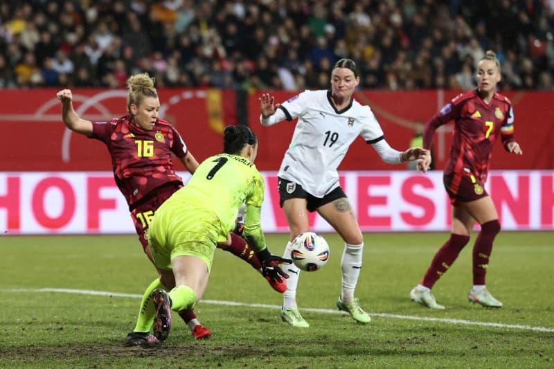 Germany's Linda Dallmann (L) and Austria's goalkeeper Manuela Zinsberger battle for the ball during the UEFA Women's Nations League soccer match between Germany and Austria at the Max-Morlock Stadium Daniel Löb/dpa