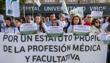Manifestación de médicos por toda España contra el Estatuto Marco de Mónica García