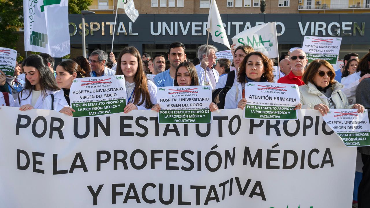 Manifestación de médicos por toda España contra el Estatuto Marco de Mónica García
