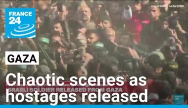 Chaotic scenes in Khan Younis as Israeli hostage pushed through crowd • FRANCE 24 English