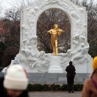 Austria celebrates 200 years of 'waltz king'