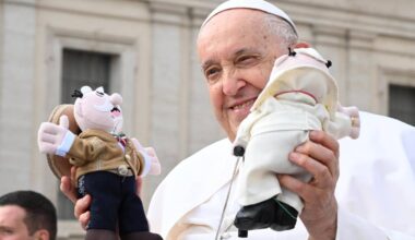 Le pape François souffre d’une pneumonie bilatérale, son tableau clinique est «complexe», annonce le Vatican