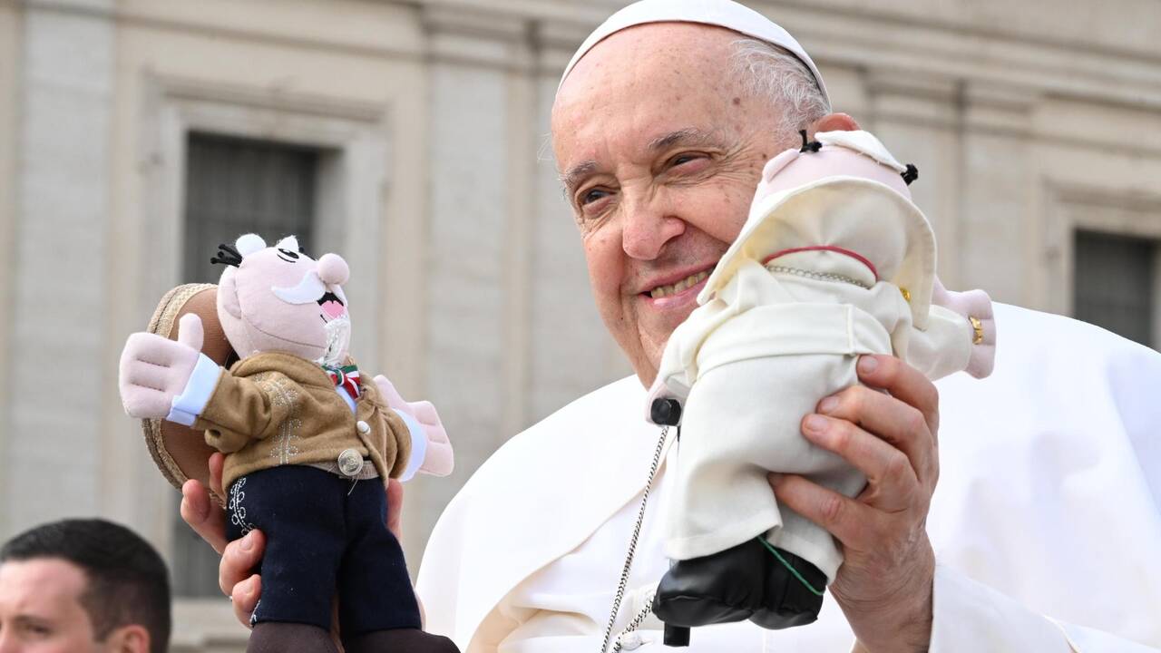 Le pape François souffre d’une pneumonie bilatérale, son tableau clinique est «complexe», annonce le Vatican