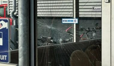 Dieven Aalsmeer wachten komst politie rustig af en nemen alsnog kluis mee