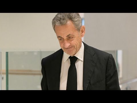 Nicolas Sarkozy s'est vu poser son bracelet électronique, une première pour un ex-président