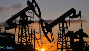 Oil extends gains on strong US demand hopes, Russia supply concerns
