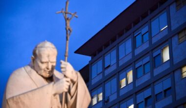 Pope has restful night, has breakfast in armchair