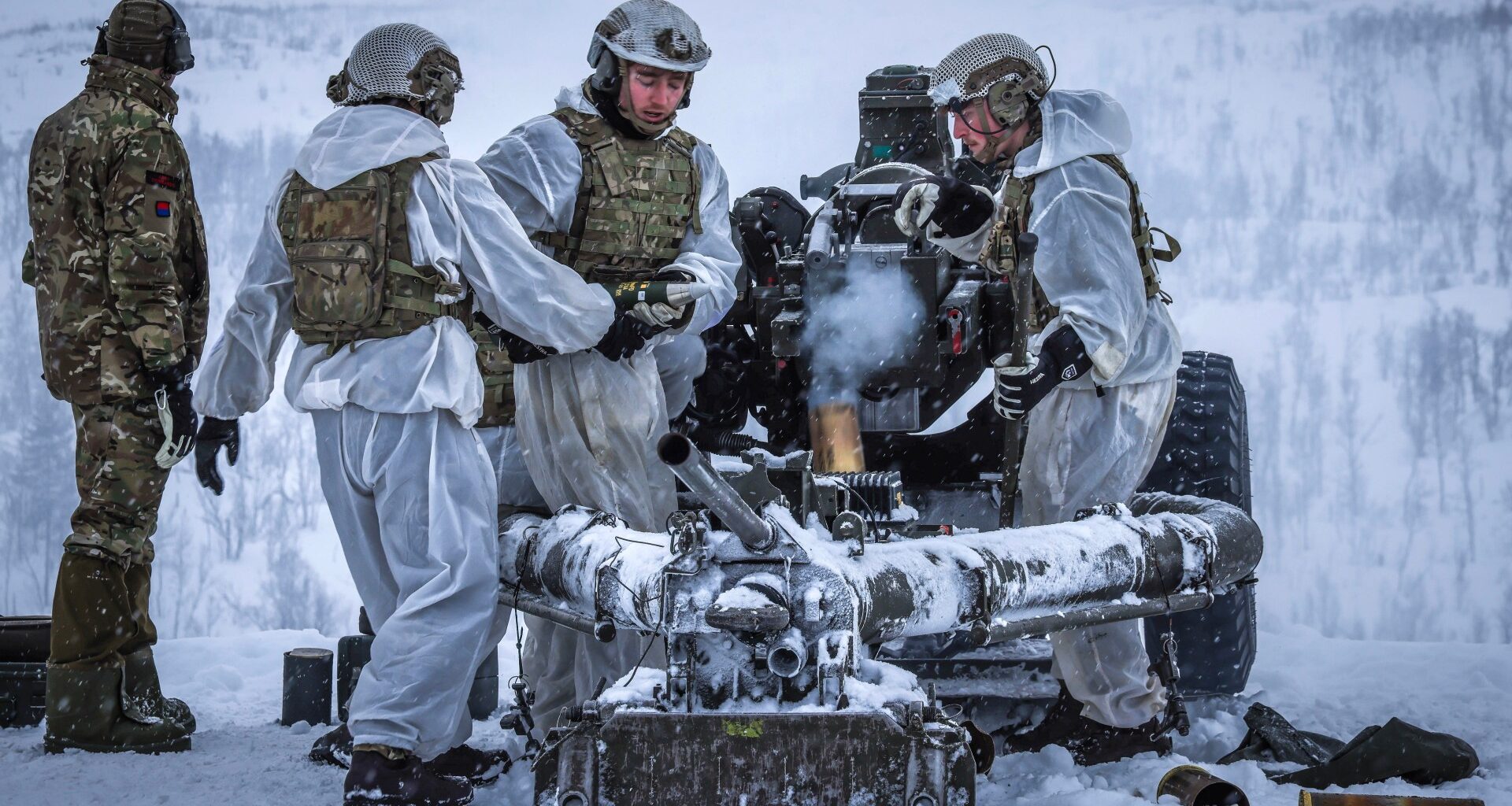 British commandos load a howitzer in Arctic training as UK opens talks with Norway to counter Russian threats – The Sun