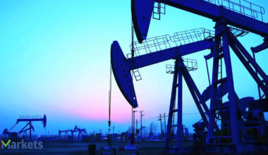 Oil falls 2% but concerns over supply disruptions provide support