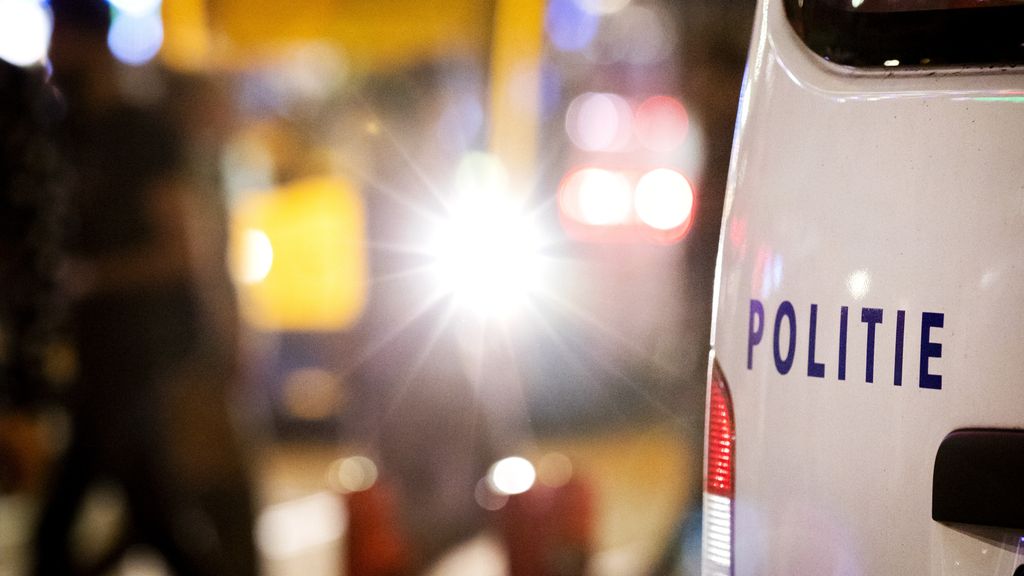 Politie schiet man neer in centrum Amsterdam na 'dreigende situatie'