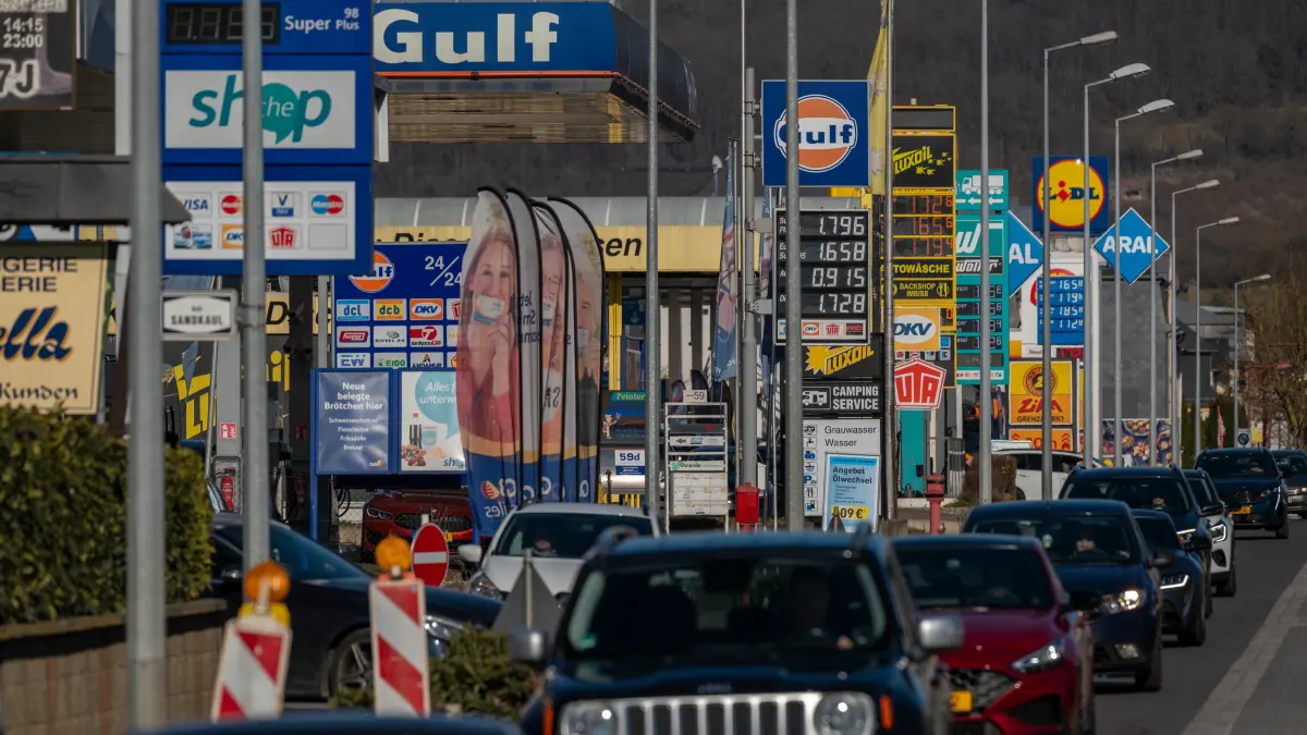 Autos fahren im luxemburgischen Wasserbillig nahe der deutschen Grenze vorbei an den Tankstellen. Im Großherzogtum sind die staatlich festgelegten Kraftstoffpreise gestiegen, liegen aber immer noch deutlich unter denen in Deutschland. (zu dpa: «Pfingstferien: In Luxemburg tankt es sich weiter deutlich billiger») +++ dpa-Bildfunk +++
