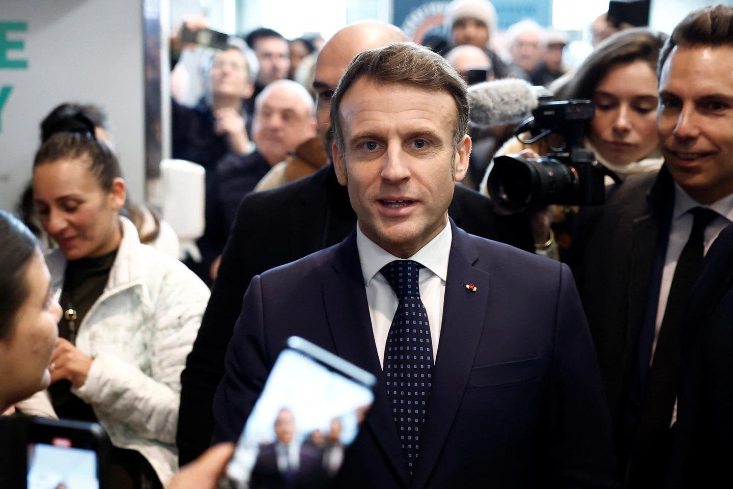 Affaire de la fraude aux eaux minérales de Nestlé : Emmanuel Macron affirme qu’il n’y a eu ni « entente » ni « connivence »