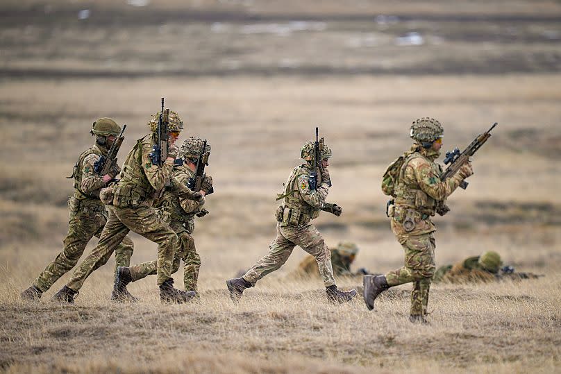 Des militaires courent pendant l'exercice Steadfast Dart 2025 sur un terrain d'entraînement à Smardan, dans l'est de la Roumanie, le 19 février 2025.