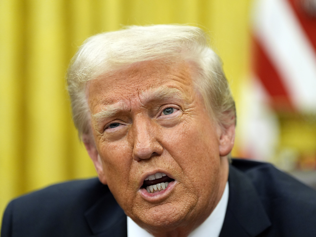 Trump signe les décrets qui imposent l'acier et l'aluminium