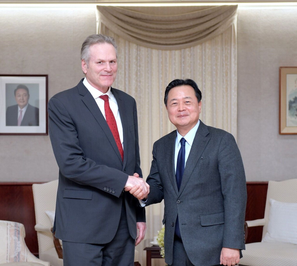Ambassador to the United States Cho Hyun-dong (right) and Alaska Governor Mike Dunleavy met at the Korean Embassy in Washington, DC on the 19th (local time). Korean Embassy in the U.S.
