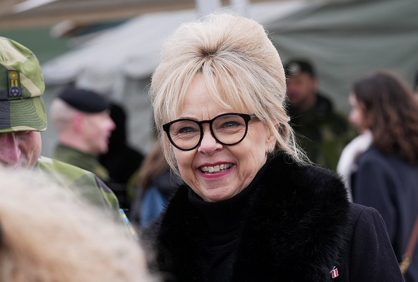 Zviedrijas vēstniece Kārina Hēglunde piedalās svinīgajā ceremonijā militārajā bāzē 