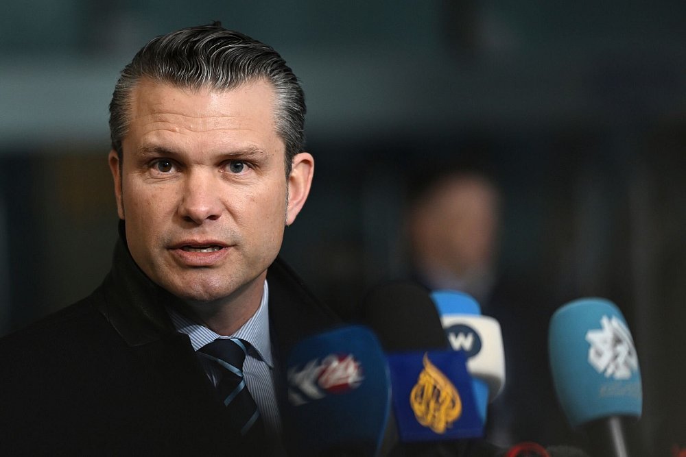 Nach Ansicht von Hegseth ist Trump der Einzige, Moskau und Kiew für einen Frieden zusammenbringen kann. - © Harry Nakos/AP/dpa