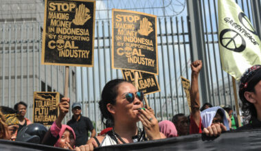 Marchers carry banners calling for Indonesia to reject coal in favour of clean renewable energy, and to honour the commitment made in the Paris Agreement (May 2016). Image courtesy of Break Free via Flicrk (CC BY-NC-SA 2.0)