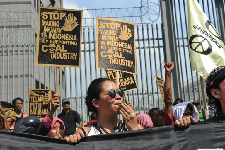 Marchers carry banners calling for Indonesia to reject coal in favour of clean renewable energy, and to honour the commitment made in the Paris Agreement (May 2016). Image courtesy of Break Free via Flicrk (CC BY-NC-SA 2.0)