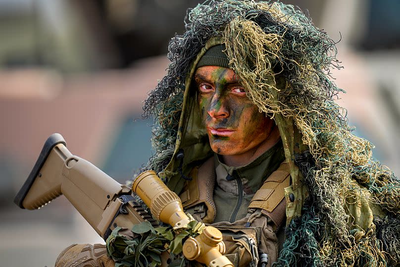 Un parachutiste français à la fin de l'exercice Steadfast Dart 2025 dans l'est de la Roumanie, 19 février 2025.