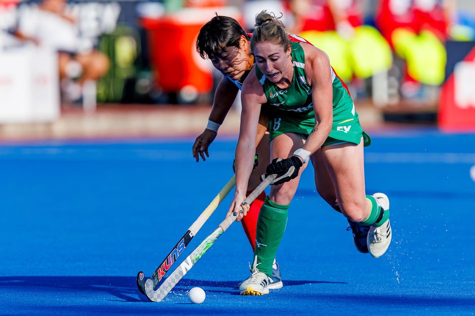Ireland Captain Sarah Hawkshaw drives forward under pressure from her opposite number. Image: WORLDSPORTPICS RODRIGO JARAMILLO