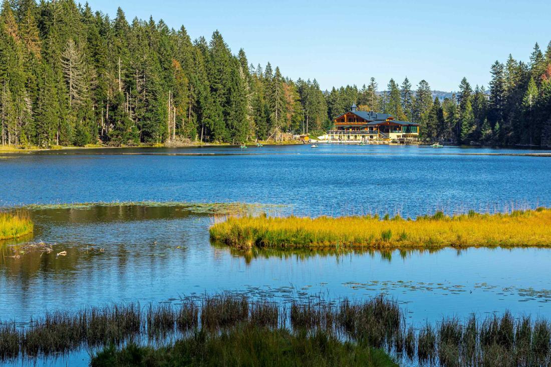Der Große Arbersee mit dem Arberhaus im Bayerischen Wald