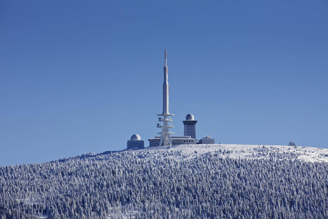 Der Brockensender, alter und neuer Sendeturm auf dem Brocken im Schnee im Winter, Sachsen Anhalt, Deutschland.