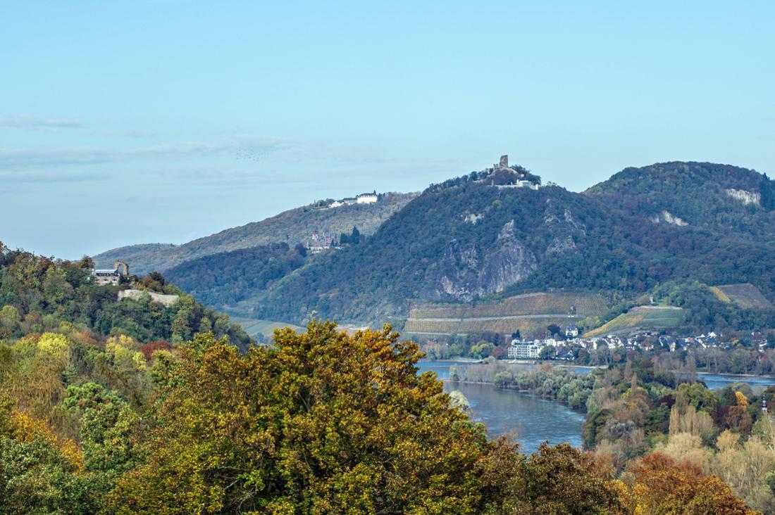 Siebengebirge von oben bei blauem Himmel fotografiert