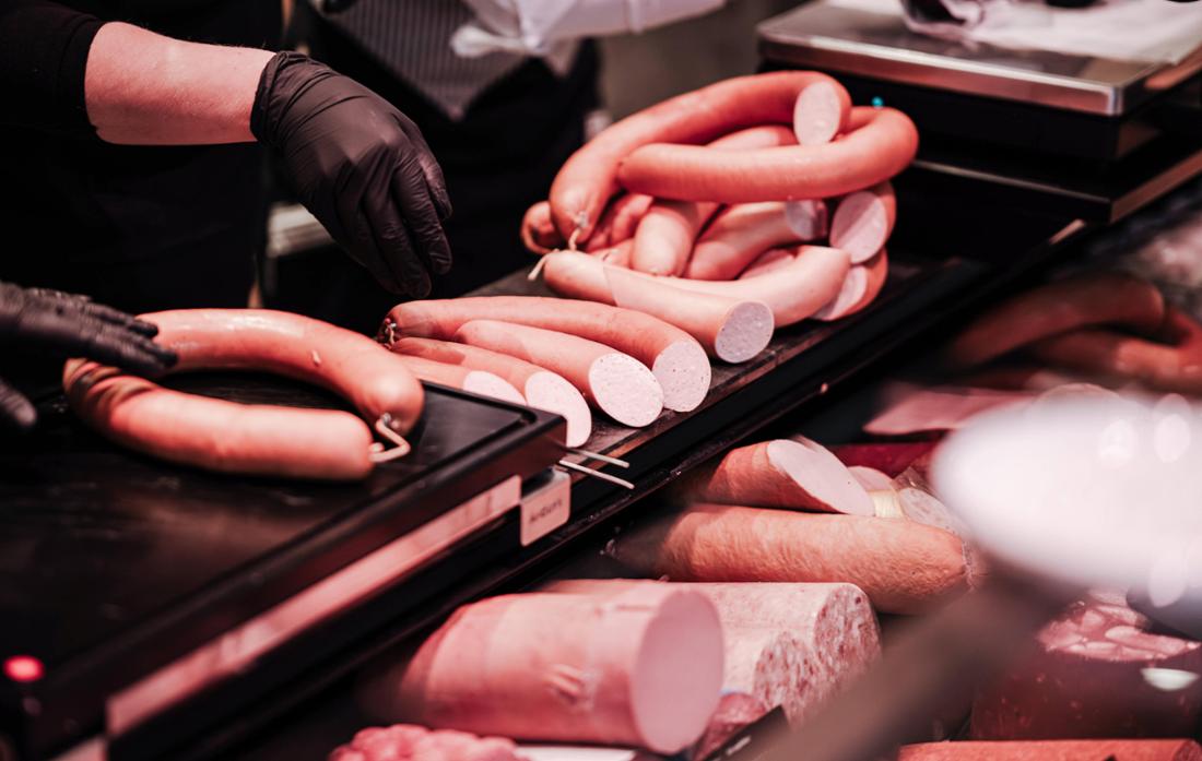 Frische Fleischwurst-Ringe in der Metzgerei-Theke 27.04.24, Limburg: Symbolfoto, Illustrationsbild, Symbolbild, Illustra