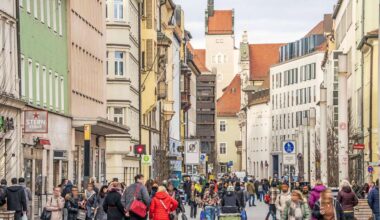 Shopping in der Maximilianstraße, Regensburg, 31. Januar 2025