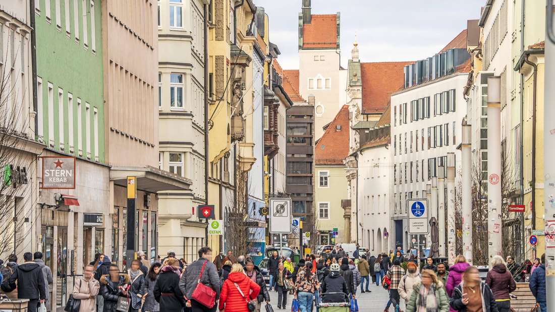 Shopping in der Maximilianstraße, Regensburg, 31. Januar 2025