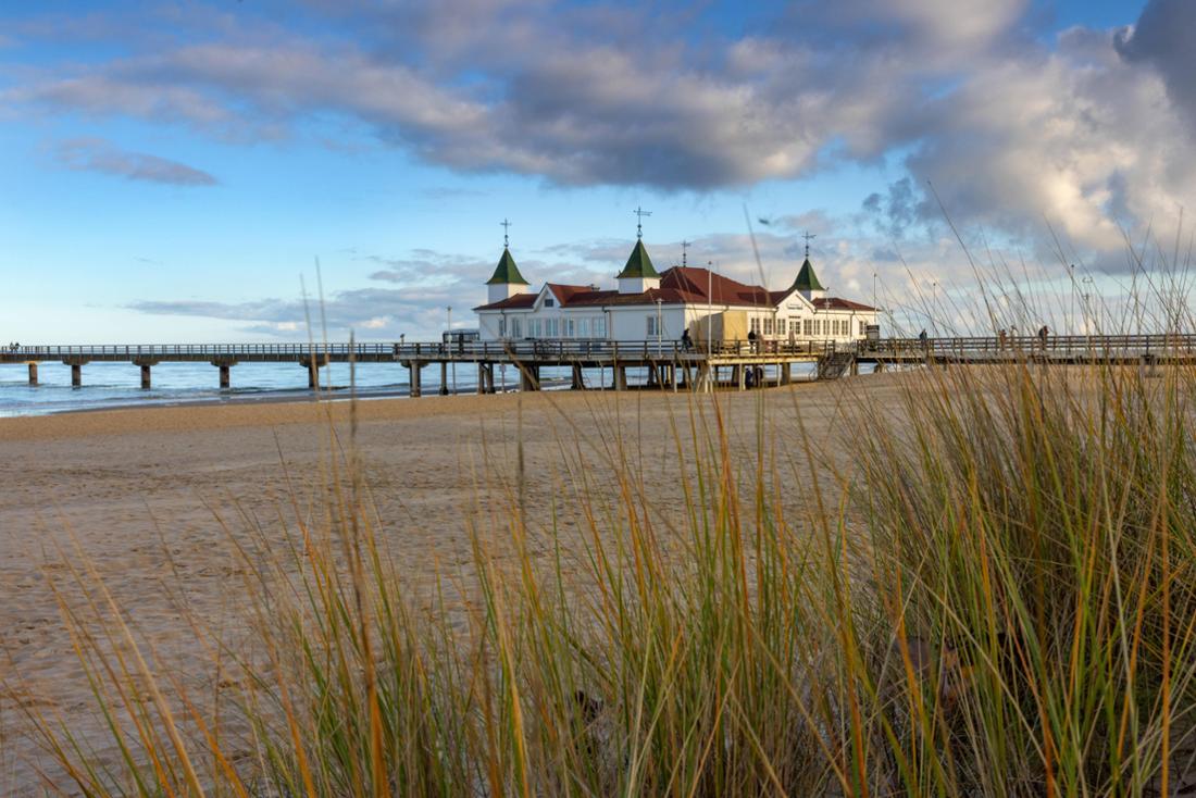 Die Seebrücke Ahlbeck auf der Halbinsel Usedom in der Ostsee, im Vordergrund Strandhafer.
