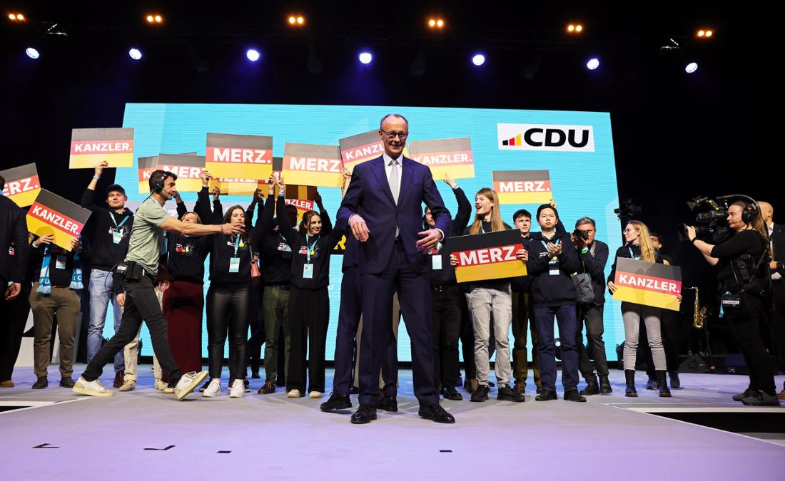 Friedrich Merz (M), CDU-Bundesvorsitzender und Unions-Kanzlerkandidat, reagiert nach seiner Rede bei einer Wahlkampfveranstaltung der CDU in der Rudolf Weber-Arena.
