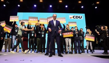 Friedrich Merz (M), CDU-Bundesvorsitzender und Unions-Kanzlerkandidat, reagiert nach seiner Rede bei einer Wahlkampfveranstaltung der CDU in der Rudolf Weber-Arena.