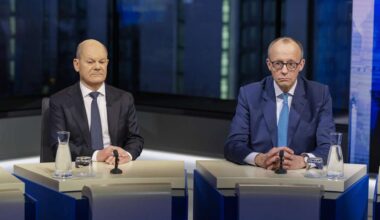 Berliner Runde im Fernsehen am Wahlabend. Olaf Scholz (links) und Friedrich Merz sitzen nebeneinander