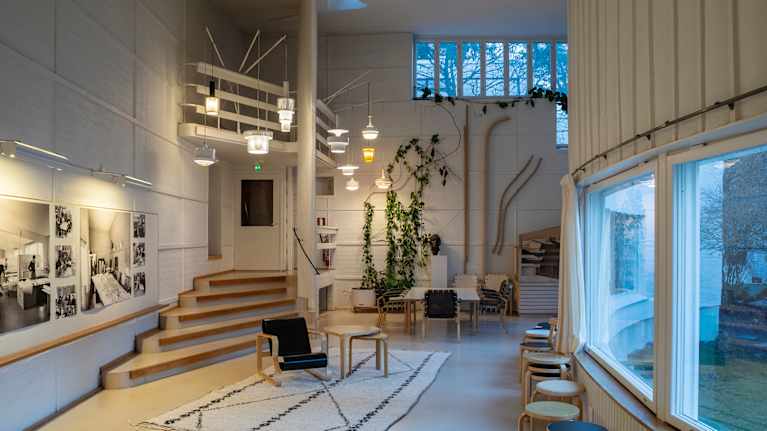 Alvar Aallon ateljee Helsingissä Tiilimäellä. Avara tila jossa portaikko ja erilaisia lamppuja.