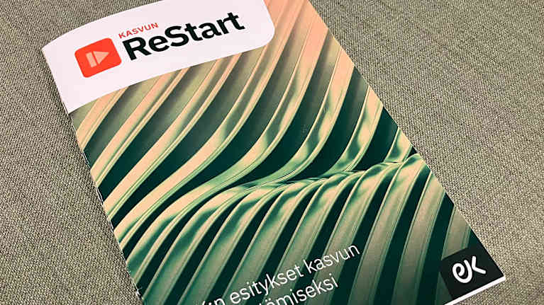 Penkillä oleva lehtinen, jossa lukee "Kasvun restart: EK:n esitykset kasvun käynnistämiseksi Suomessa".