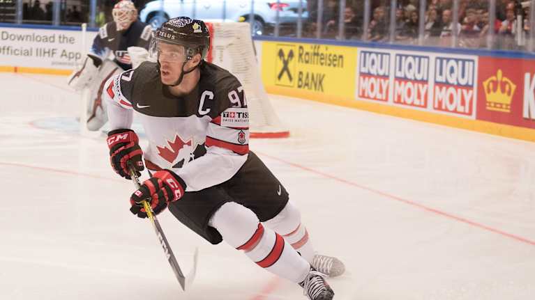 Connor McDavid i landslagströjan.