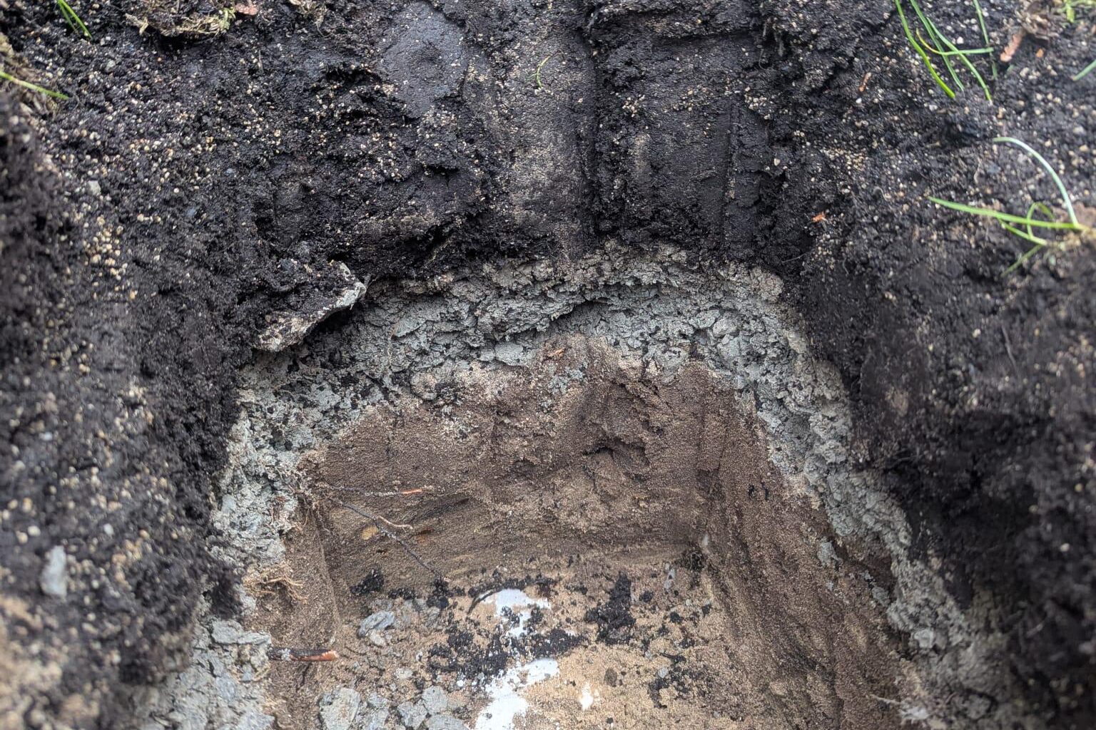 Wir haben massive Staunässe im Garten. Das Wasser kann nicht ablfließen. Habe heute mal ein Loch gegraben&gebohrt. Die mittlere graue Schicht ist komplett verhärtetes Geröll. Würde es wohl helfen überall 0,5m tiefe Löcher zu Bohren und mit Quarzsand aufzufüllen damit das Wasser bis nach unten kommt?