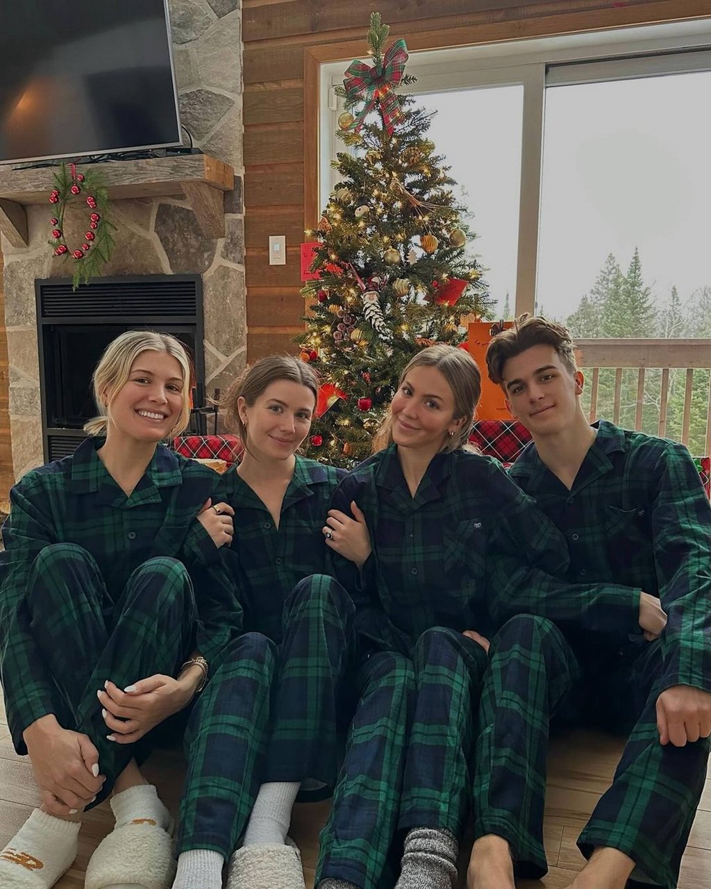 Eugenie Bouchard, Charlotte Bouchard, Beatrice Bouchard and William Bouchard celebrate Christmas 2023 at home with the family. Photo: @beatricebouchard/Instagram Eugenie Bouchard, Charlotte Bouchard, Beatrice Bouchard and William Bouchard celebrate Christmas 2023 at home with the family. Photo: @beatricebouchard/Instagram