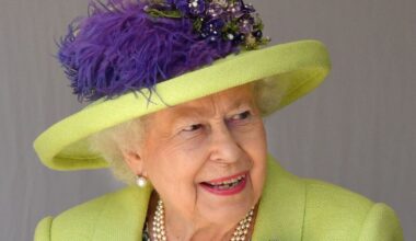 Queen Elizabeth's brutal two-word comment about Meghan Markle's wedding dress | Royal | News