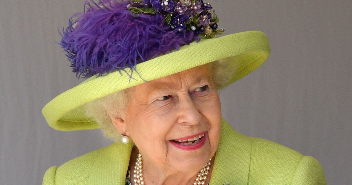 Queen Elizabeth's brutal two-word comment about Meghan Markle's wedding dress | Royal | News