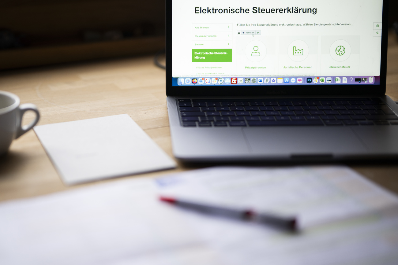 Ein Bildschirm, ein Stift und ein Blatt Papier