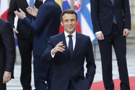 El presidente francés Emmanuel Macron tras la foto de familia de la cumbre de los jefes de Estado y de Gobierno de la Unión Europea en su encuentro en el Palacio de Versalles (París)