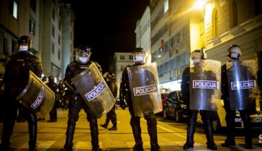 Policisti, ki so varovali protestni shod proti Janševi vladi, obsojeni na pogojne zaporne kazni?