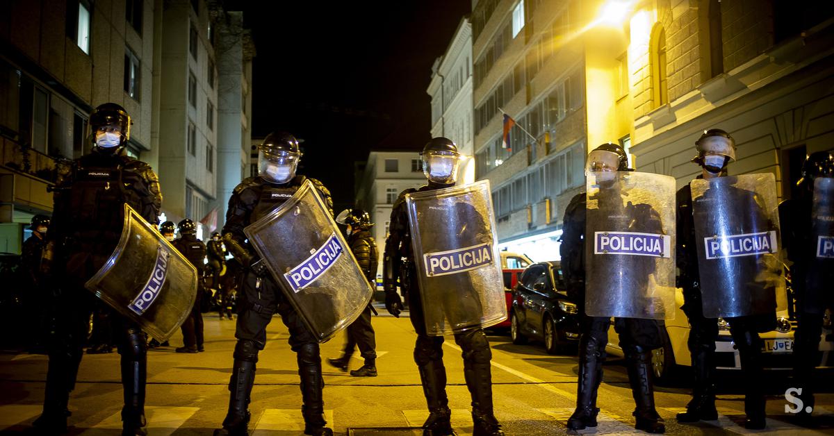 Policisti, ki so varovali protestni shod proti Janševi vladi, obsojeni na pogojne zaporne kazni?