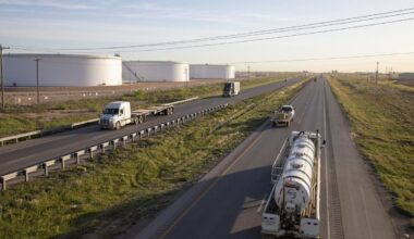 Oil Slides to Monthly Loss as Tariff Risks Batter Sentiment
