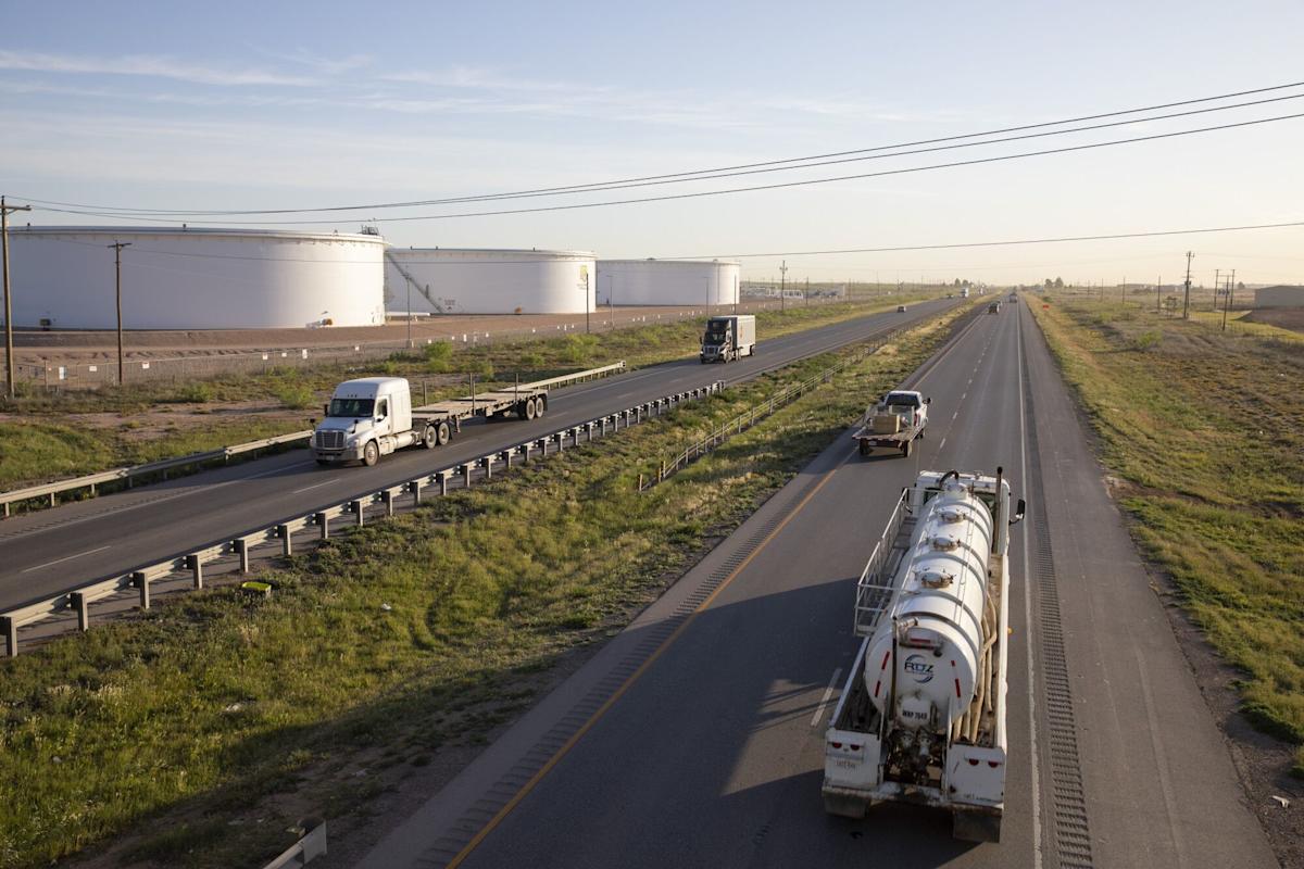 Oil Slides to Monthly Loss as Tariff Risks Batter Sentiment